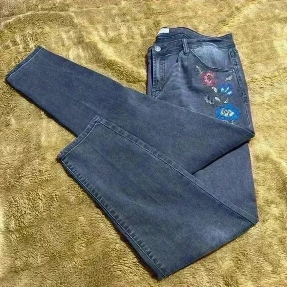 Kensie Jeans with Floral Embroidery JP010 - Picture 7 of 8